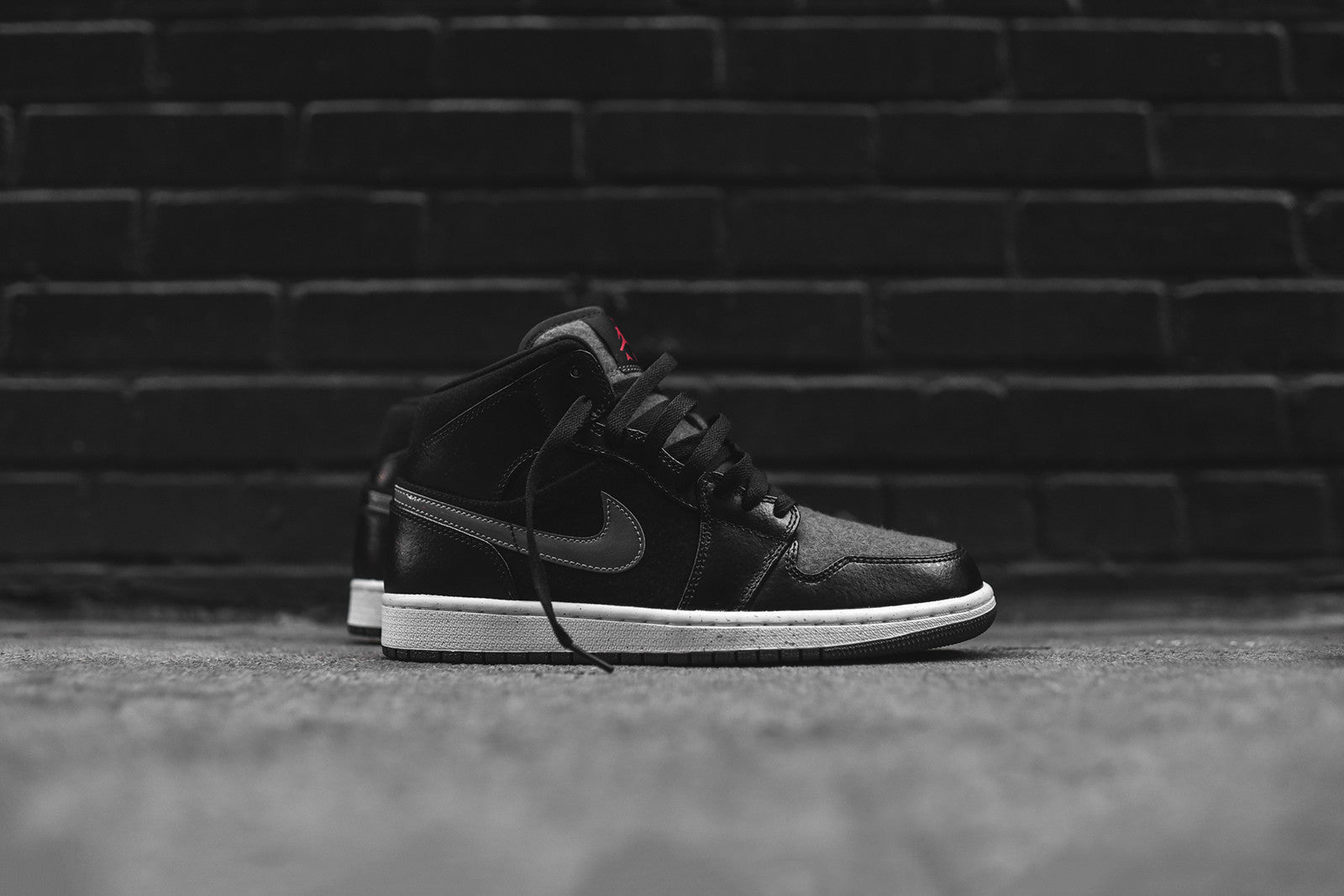 Nike Air Jordan 1 Mid PRM - Black / Grey