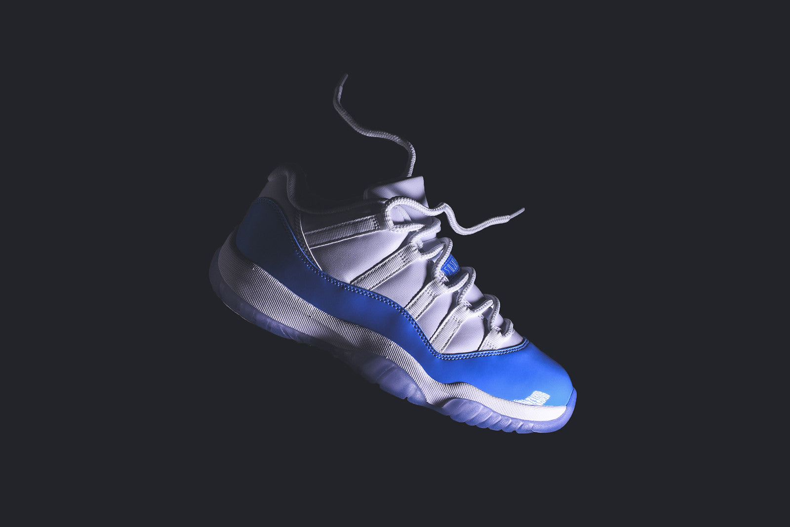 Nike Air Jordan 11 Retro Low - White / University Blue