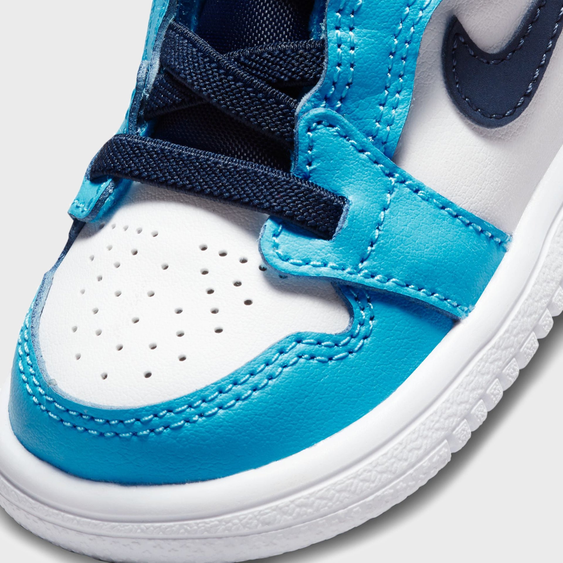 Jordan TD Jordan 1 Low Alt - White / Obsidian / Dark Powder Blue