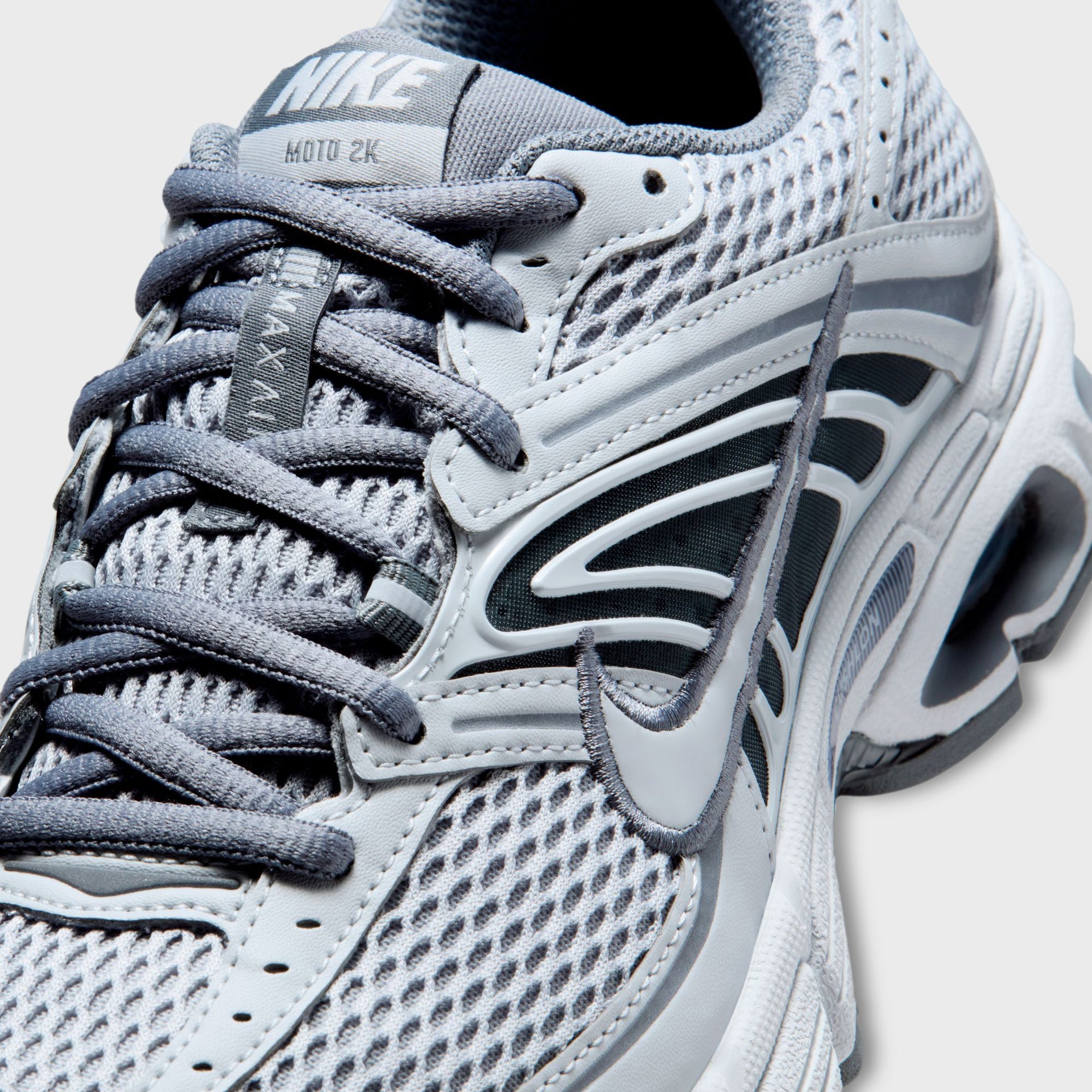 Nike WMNS Air Max Moto 2K - Wolf Grey / Pure Platinum / Cool Grey