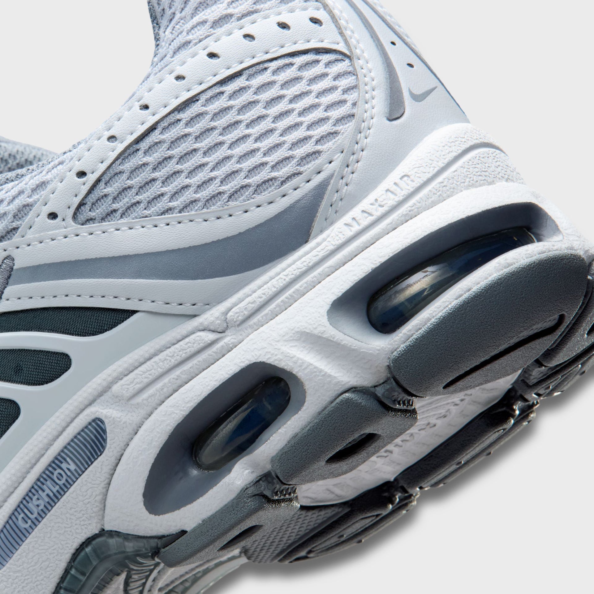 Nike WMNS Air Max Moto 2K - Wolf Grey / Pure Platinum / Cool Grey