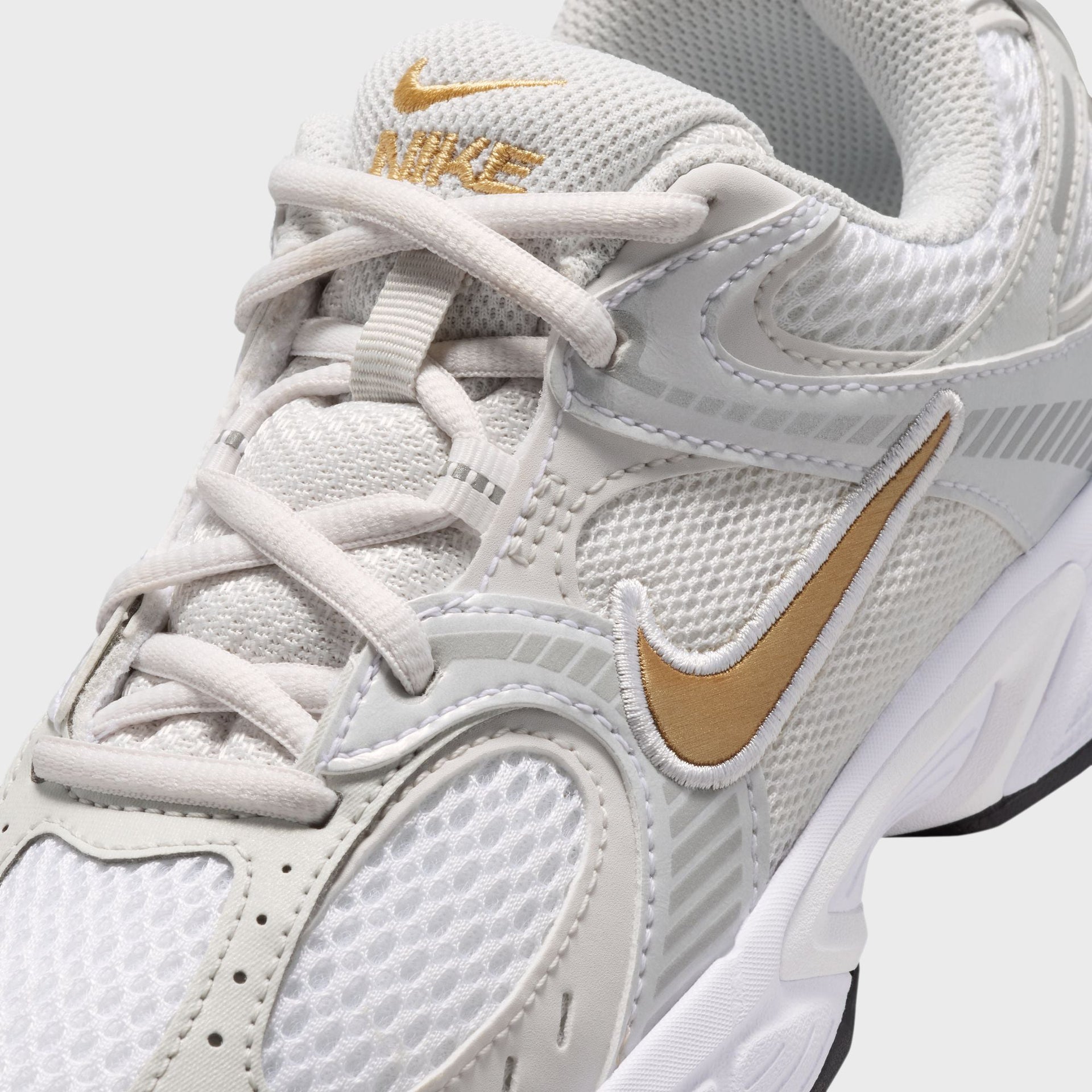 Nike GS V5 RNR - White / Metalic Gold / Metallic Silver