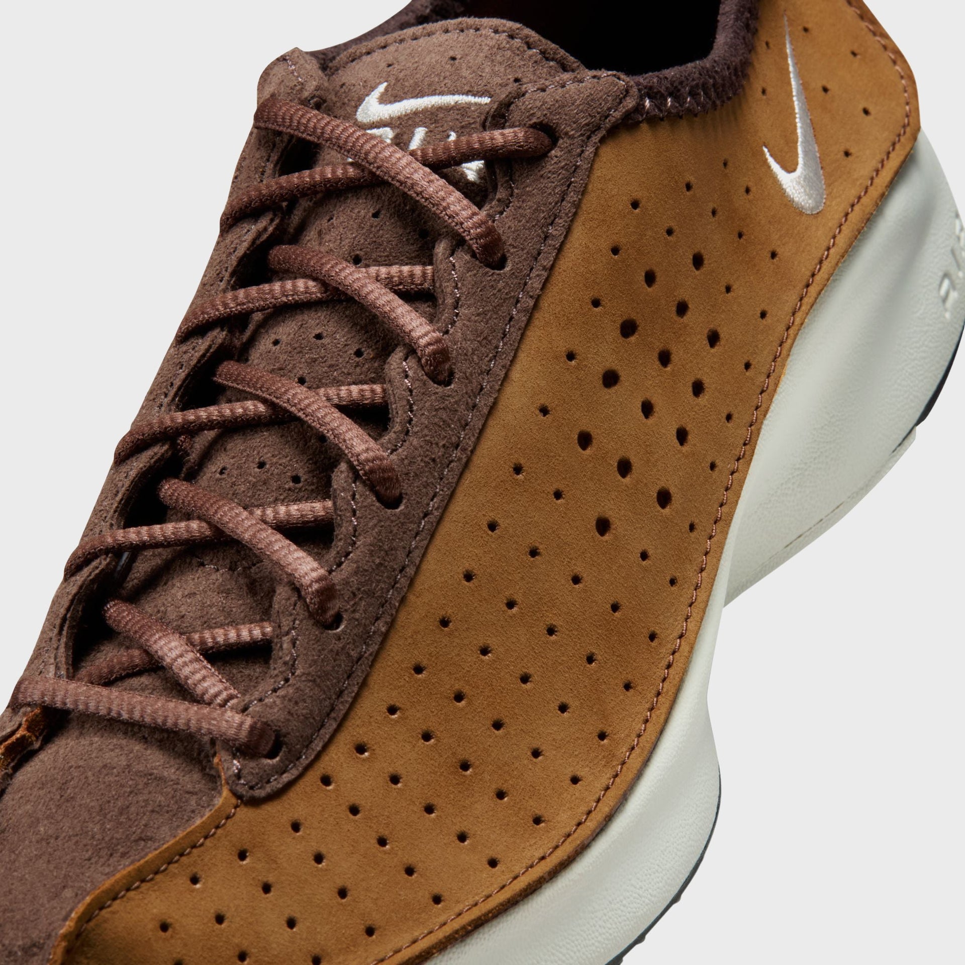 Nike WMNS Air Superfly - Light British Tan / Baroque Brown / Black / Light Bone
