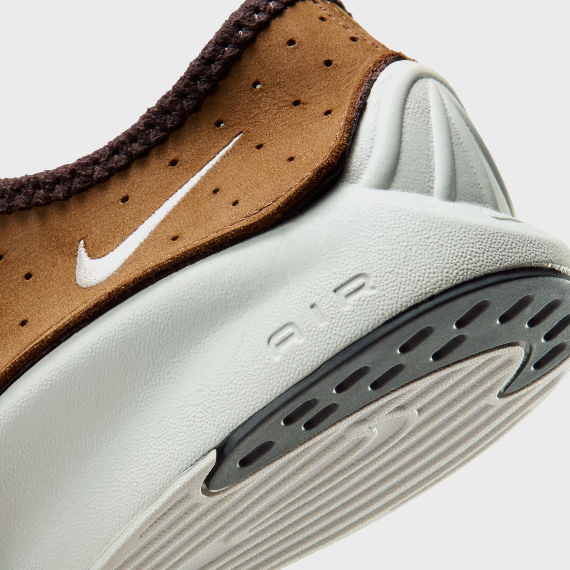 Nike WMNS Air Superfly - Light British Tan / Baroque Brown / Black / Light Bone
