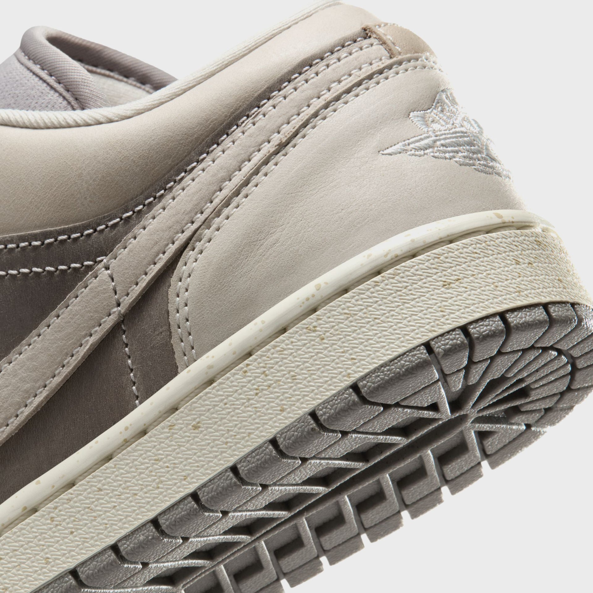 Jordan WMNS Air Jordan 1 Low SE - Enigma Stone / Pale Ivory / Hemp / Oatmeal