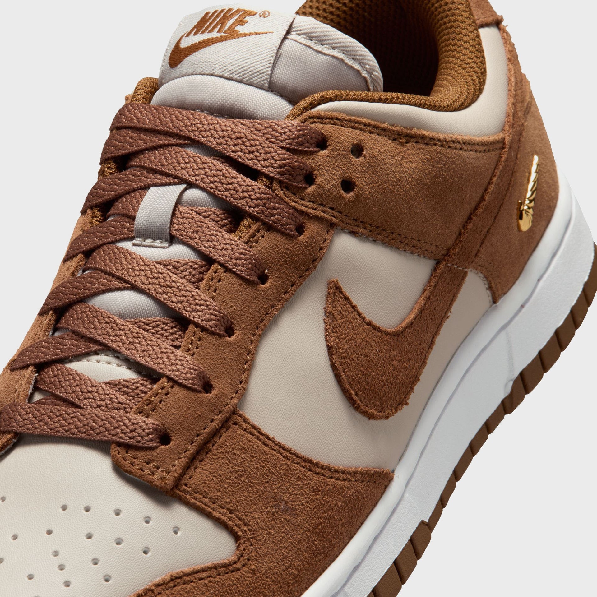 Nike WMNS Dunk Low Suede - Light British Tan / Cream II / White