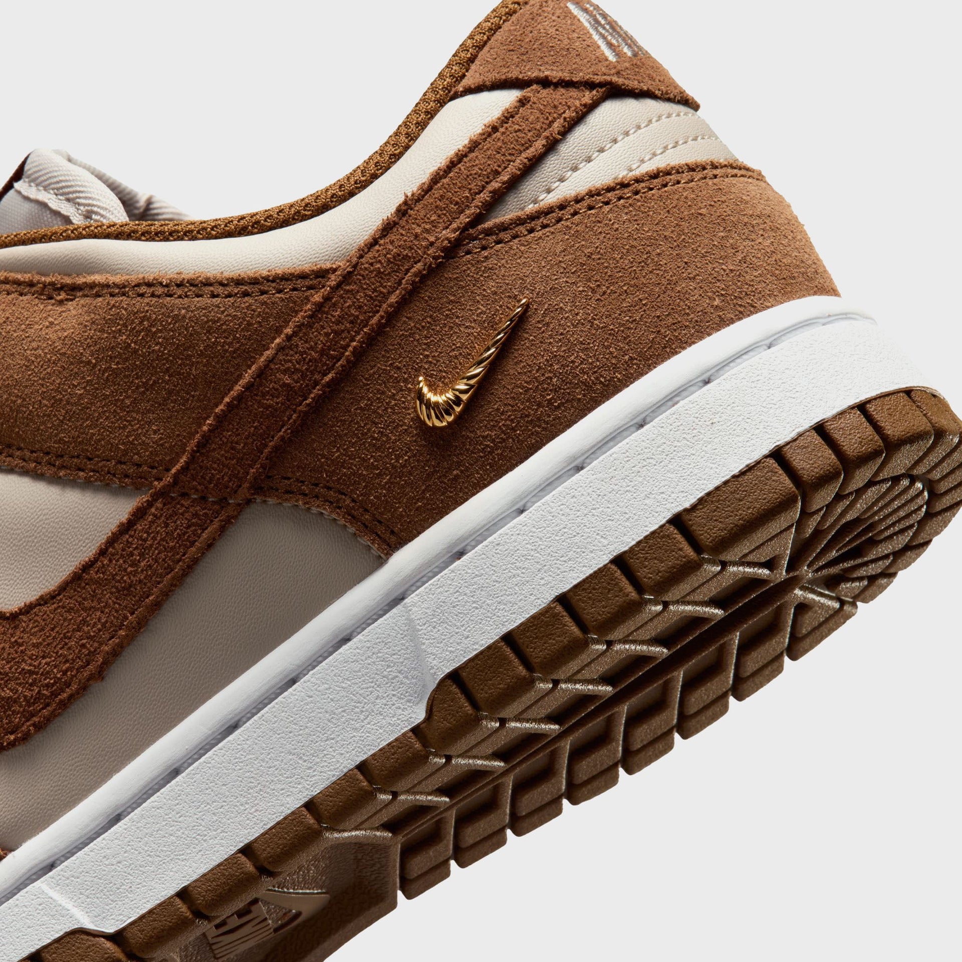 Nike WMNS Dunk Low Suede - Light British Tan / Cream II / White
