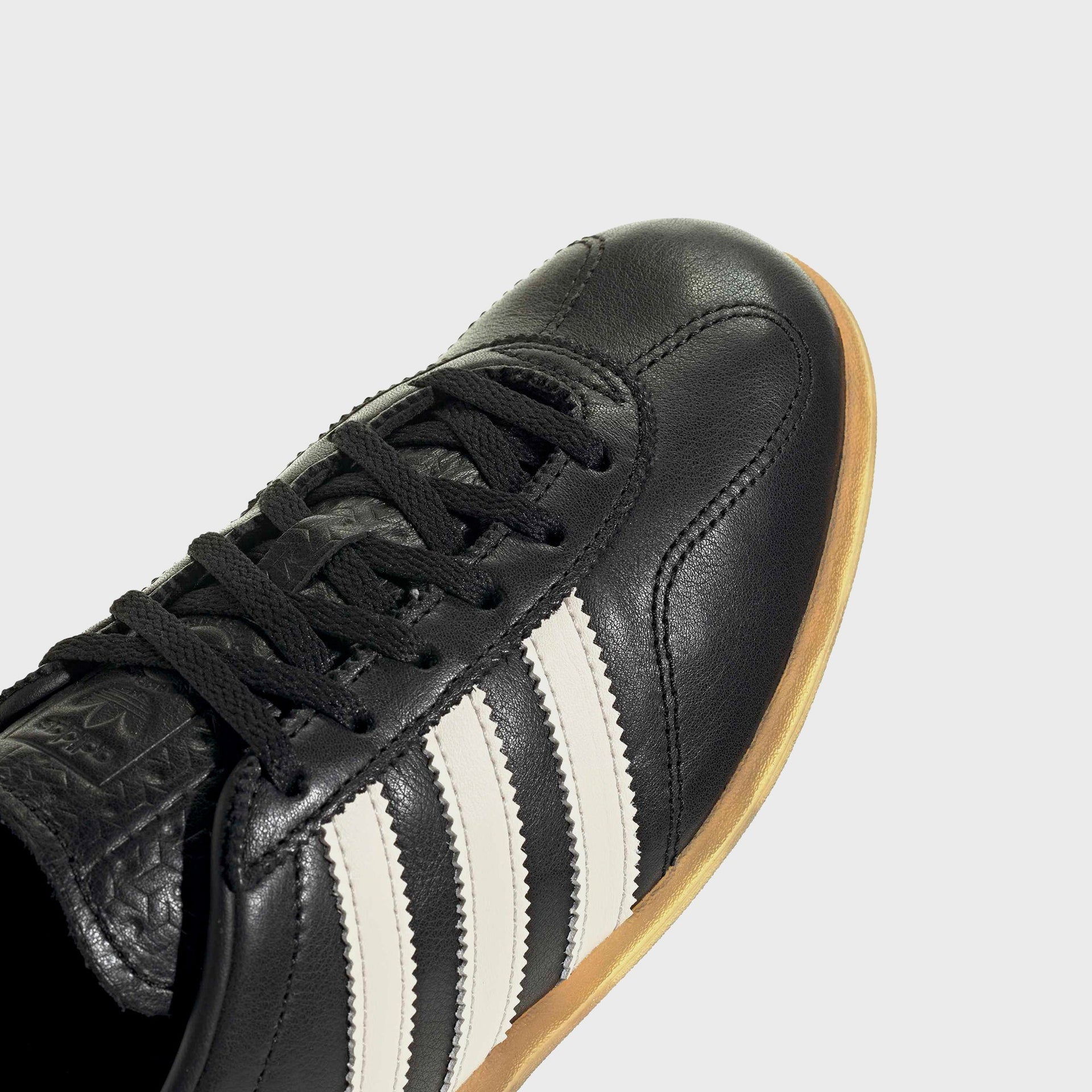 adidas WMNS Gazelle LO PRO - Core Black / Chalk White / Gum