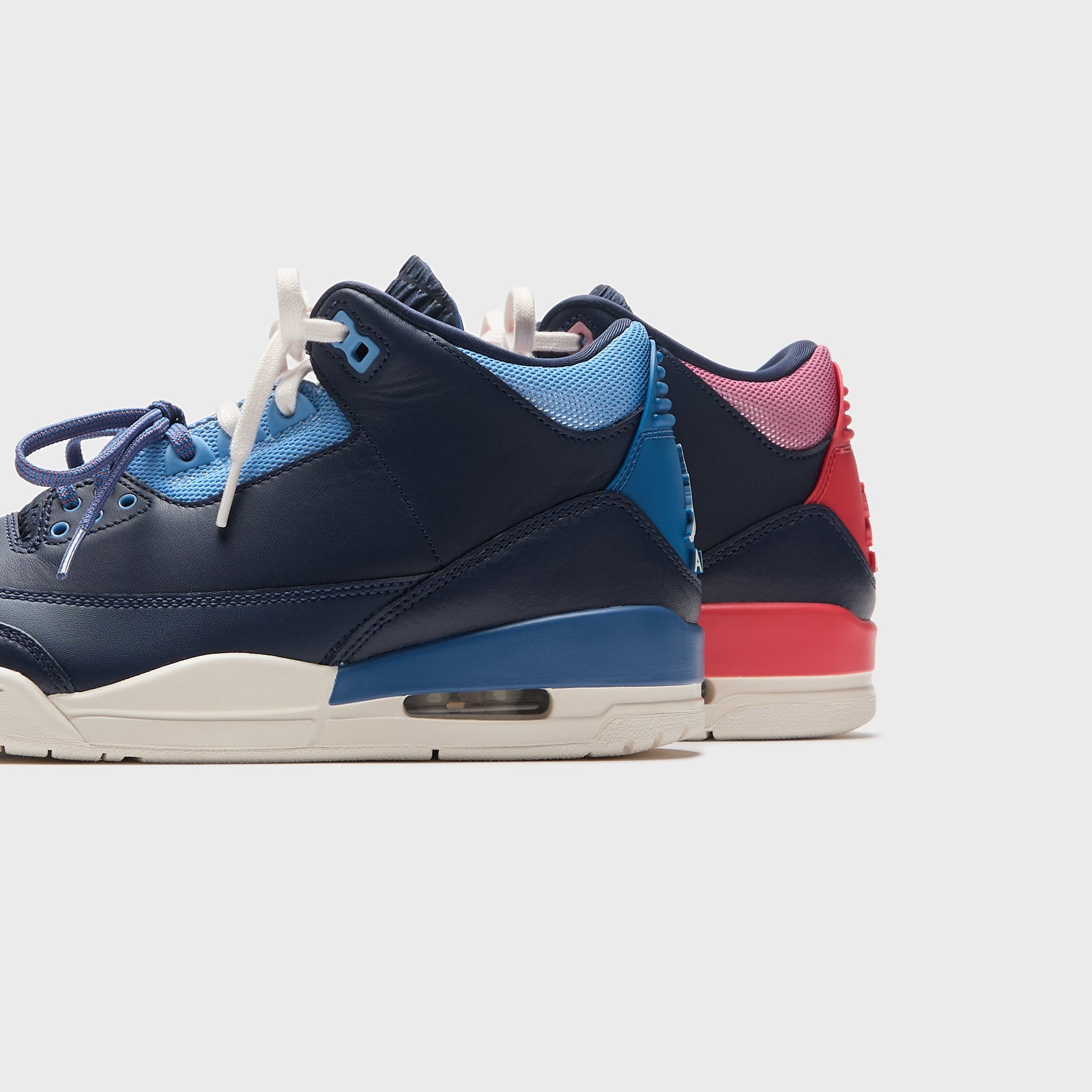 Jordan WMNS Air Jordan 3 Retro - Obsidian / Track Red