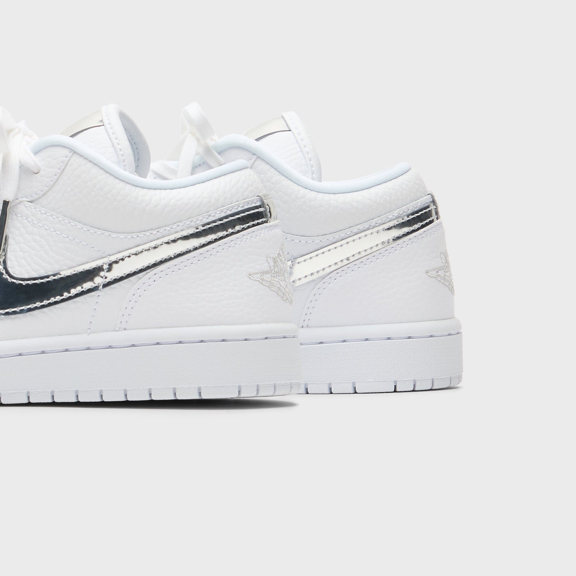 Jordan WMNS Air Jordan 1 Low SE - White / Metallic Silver
