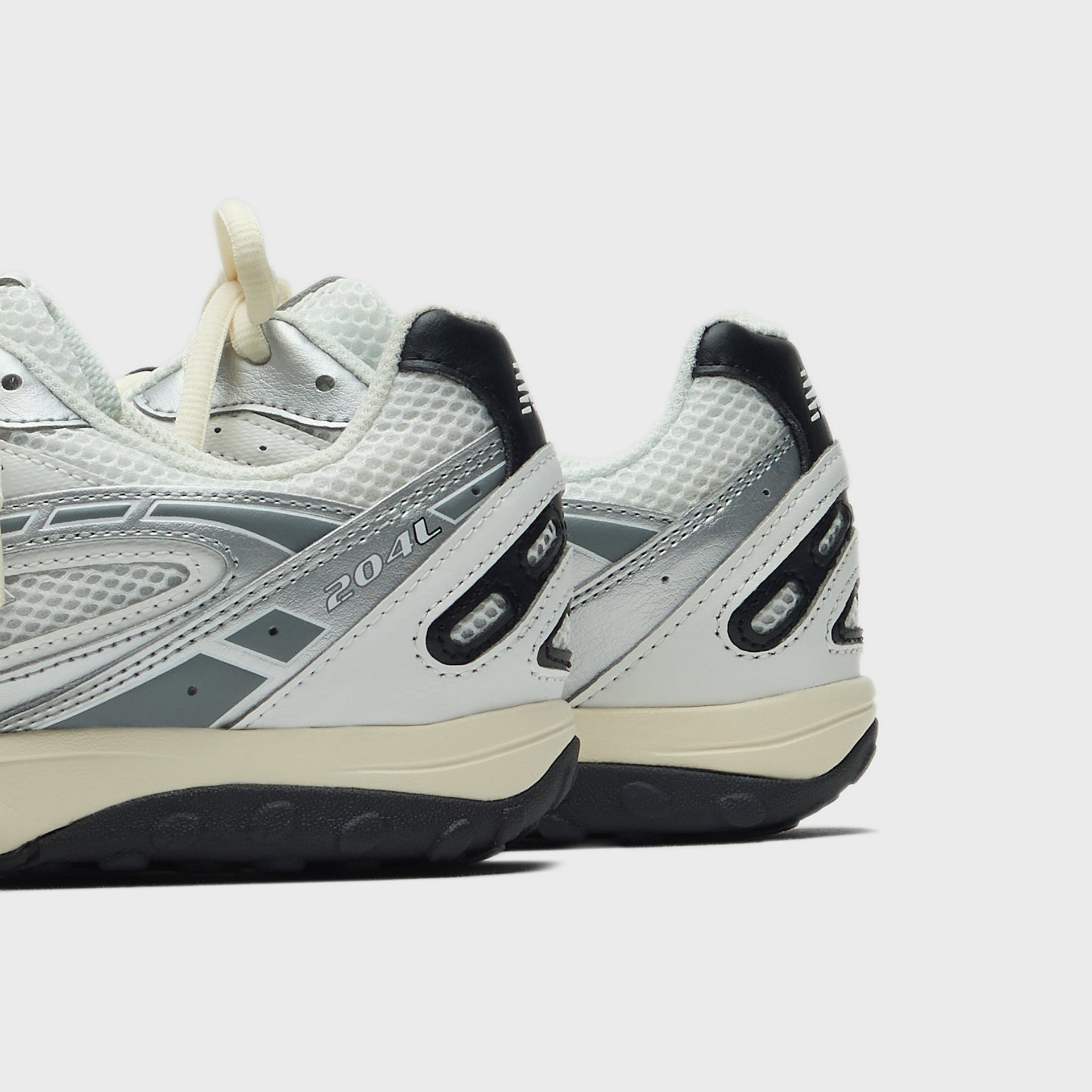New Balance 204L - Silver Metallic / Black
