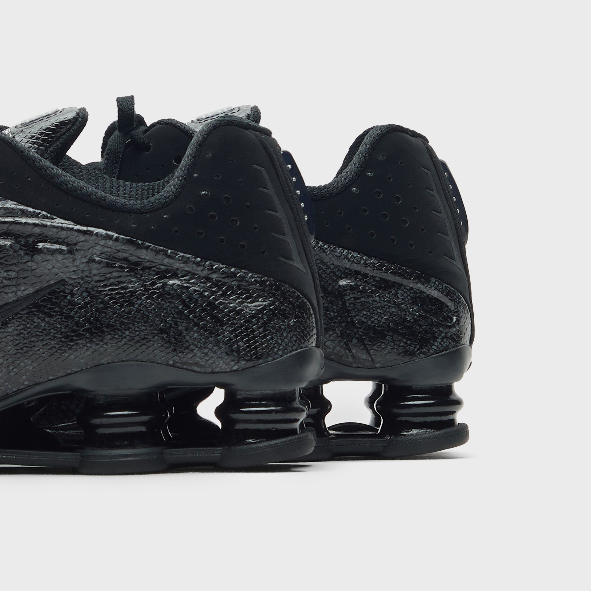 Nike WMNS Shox R4 - Print Black / Black / Metallic Silver / Dark Grey
