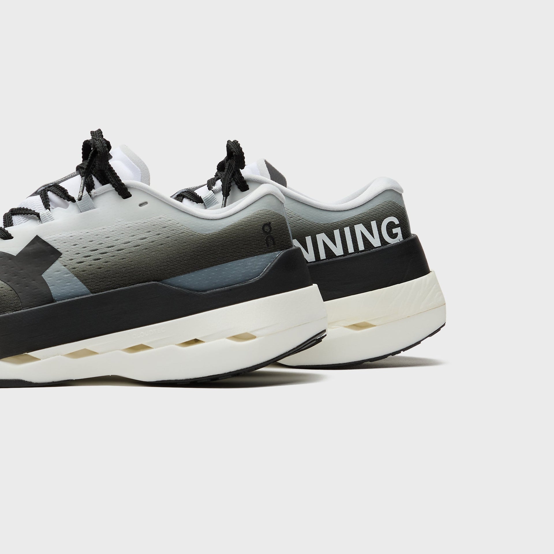On Running WMNS Cloudboom Max - White / Black
