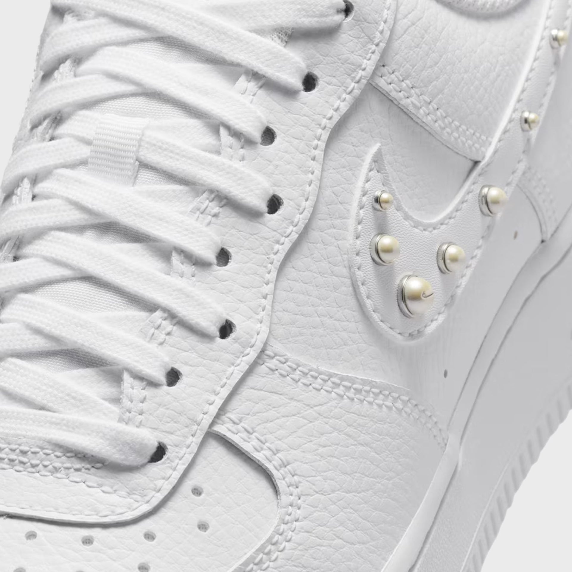 Nike WMNS Air Force 1 '07 - White / Metallic Silver / Pure Platinum